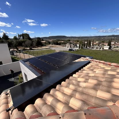 Maison cévenole en tuiles canal équipée d'une petite installation photovoltaïque de 3 kWc dans le Gard
