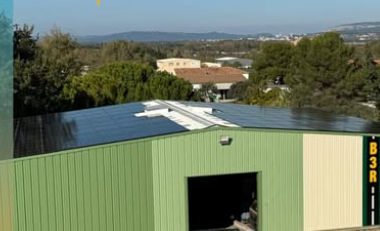 Hangar agricole équipé d'une centrale photovoltaïque en toiture dans le Gard